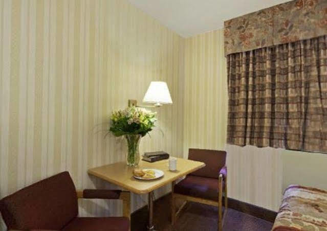 Canadas Best Value Inn-Richmond Hill Exterior foto